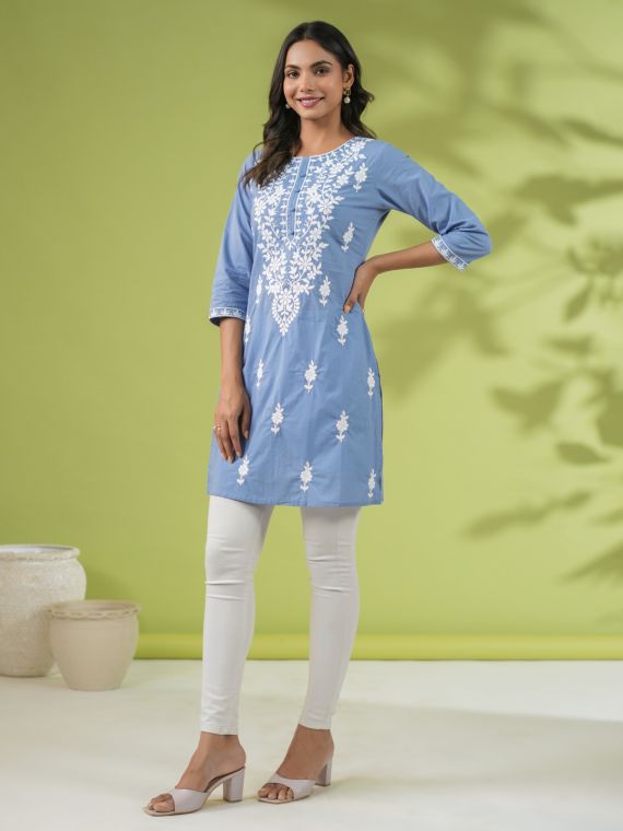Straight kurta with embroidery