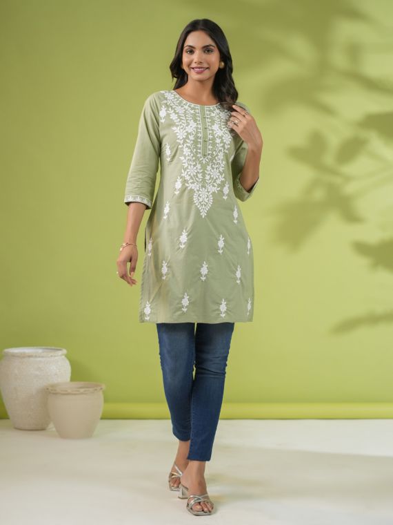 Straight kurta with embroidery